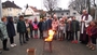 Auf dem Kesselstädter Kirchplatz verbrennen die Schüler die Palmzweige des Vorjahres für das Aschenkreuz.